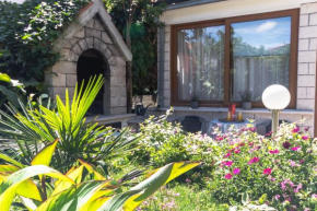 Marjan hill apt,private garden,beach&center 10 min
